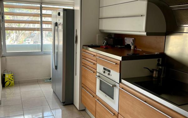 Appartement à vendre    4 pièces • 69,14 m2 Marseille 11
