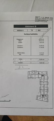 Vous serez séduit par ce superbe T3 hyper spacieux de 76 m2 aux très belles prestations exposé plein Sud. Construit en 2012 il se situe dans une résidence de standing sécurisée et récente positionnée à deux pas d un collège à pied des commodités et des commerces. 
Situé au 2 eme et avant dernier étage avec ascenseur, cet appartement vous offres des pièces aux caractéristiques dimensionnelles généreuses.
Je précise ici, qu il a été réalisé 51000 E de travaux en 2024 avec justificatif et factures d entreprises à l appui.

- Salon séjour de 30 m2 lumineux comportant une grande baie vitrée double vitrage avec volet roulant électrique et  une climatisation réversible neuve, le tout ouvrant sur une terrasse spacieuse de 13 m2 exposée sud.
- Cuisine de 7 m2 indépendante équipée, ouverte avec passe plat. Elle comprend un mobilier de haut de gamme, réfrigérateur congélateur en inox, plaque de cuisson induction multi-zones, Four multifonction chaleur tournante SAMSUNG, Micro onde intégrable SAMSUNG, hotte aspirante, la cuisine est de 2024.
Espace nuit et commodités : 
- Un hall d entrée et couloir de 8m2 vient desservir un WC indépendant de 1,5 m2 équipé d un rangement.
- une salle d eau de 4 m2 comportant son propre châssis double vitrage comportant une douche un meuble vasque un radiateur sèche serviette. 
Une très grande première chambre de 14 m2 comportant un châssis double vitrage PVC avec volet roulant électrique  , un placard dressing haut de gamme de 2024 et de l espace permettant d y installer un bureau plus un lit Bébé.
- Une deuxième chambre de 12 m2 comportant elle aussi châssis double vitrage avec volet roulant électrique et placard dressing. 
Annexes: 
Une place de parking vient compléter ce bien, possibilité d acquérir un garage en supplément. 
copropriété :
Les charges de copropriétés sont faibles ( 100 E par mois ), il n y a pas de travaux programmés dans la copropriété les bâtiments sont très propres, très harmonieux et bien entretenus 
la taxe foncière doit représenter 900 E.
Avis de l expert:
Il va falloir faire très vite pour saisir cette opportunité rare sur le marché à BRIGNOLES, appartement spacieux que l on ne conçoit plus de nos jours, dans une résidence de standing de petite unité ne comportant que 64 lots.