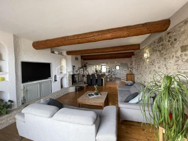 VOLX-MAISON DE VILLAGE 160M² ENVIRON, 3 CHAMBRES, TERRASSES, GARAGE, CAVE
Idéalement située cette maison de villa est composée comme suit :
Au rez-de chaussée, une belle entrée, 2 chambres, une buanderie, une salle de bains, un WC.
Au 1er étage, une immense pièces de vies lumineuse avec cuisine ouverte et une terrasse.
Au 2 ème étage une grande suite parentale avec salle de bain (douche et baignoire), une belle terrasse avec vue imprenable sur la vallée et un jacuzzi complète le tout.
Le plus, un grand garage et une belle cave.
Chauffage central au gaz de ville et cheminée.
Aucun travaux à prévoir.
Bien rare à la vente.