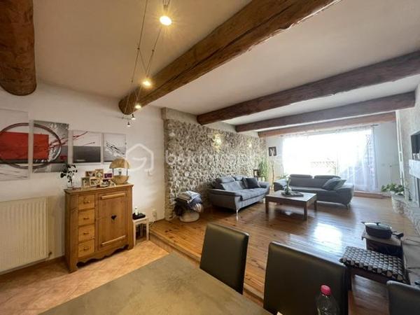 VOLX-MAISON DE VILLAGE 160M² ENVIRON, 3 CHAMBRES, TERRASSES, GARAGE, CAVE
Idéalement située cette maison de villa est composée comme suit :
Au rez-de chaussée, une belle entrée, 2 chambres, une buanderie, une salle de bains, un WC.
Au 1er étage, une immense pièces de vies lumineuse avec cuisine ouverte et une terrasse.
Au 2 ème étage une grande suite parentale avec salle de bain (douche et baignoire), une belle terrasse avec vue imprenable sur la vallée et un jacuzzi complète le tout.
Le plus, un grand garage et une belle cave.
Chauffage central au gaz de ville et cheminée.
Aucun travaux à prévoir.
Bien rare à la vente.