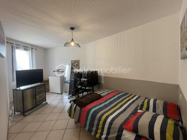 VOLX-MAISON DE VILLAGE 160M² ENVIRON, 3 CHAMBRES, TERRASSES, GARAGE, CAVE
Idéalement située cette maison de villa est composée comme suit :
Au rez-de chaussée, une belle entrée, 2 chambres, une buanderie, une salle de bains, un WC.
Au 1er étage, une immense pièces de vies lumineuse avec cuisine ouverte et une terrasse.
Au 2 ème étage une grande suite parentale avec salle de bain (douche et baignoire), une belle terrasse avec vue imprenable sur la vallée et un jacuzzi complète le tout.
Le plus, un grand garage et une belle cave.
Chauffage central au gaz de ville et cheminée.
Aucun travaux à prévoir.
Bien rare à la vente.