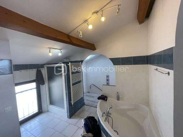 VOLX-MAISON DE VILLAGE 160M² ENVIRON, 3 CHAMBRES, TERRASSES, GARAGE, CAVE
Idéalement située cette maison de villa est composée comme suit :
Au rez-de chaussée, une belle entrée, 2 chambres, une buanderie, une salle de bains, un WC.
Au 1er étage, une immense pièces de vies lumineuse avec cuisine ouverte et une terrasse.
Au 2 ème étage une grande suite parentale avec salle de bain (douche et baignoire), une belle terrasse avec vue imprenable sur la vallée et un jacuzzi complète le tout.
Le plus, un grand garage et une belle cave.
Chauffage central au gaz de ville et cheminée.
Aucun travaux à prévoir.
Bien rare à la vente.
