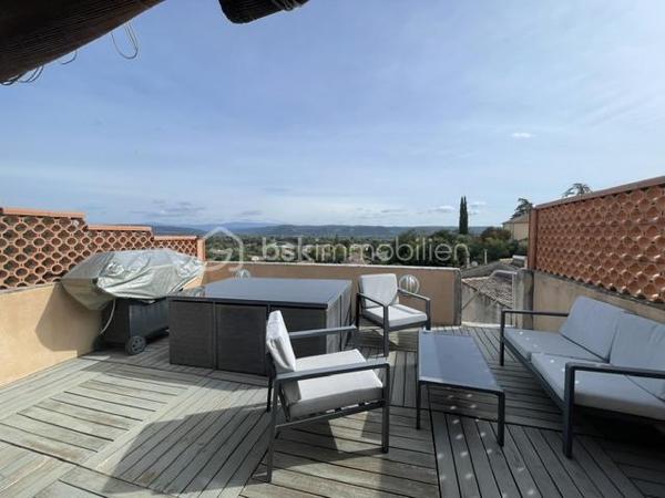 VOLX-MAISON DE VILLAGE 160M² ENVIRON, 3 CHAMBRES, TERRASSES, GARAGE, CAVE
Idéalement située cette maison de villa est composée comme suit :
Au rez-de chaussée, une belle entrée, 2 chambres, une buanderie, une salle de bains, un WC.
Au 1er étage, une immense pièces de vies lumineuse avec cuisine ouverte et une terrasse.
Au 2 ème étage une grande suite parentale avec salle de bain (douche et baignoire), une belle terrasse avec vue imprenable sur la vallée et un jacuzzi complète le tout.
Le plus, un grand garage et une belle cave.
Chauffage central au gaz de ville et cheminée.
Aucun travaux à prévoir.
Bien rare à la vente.