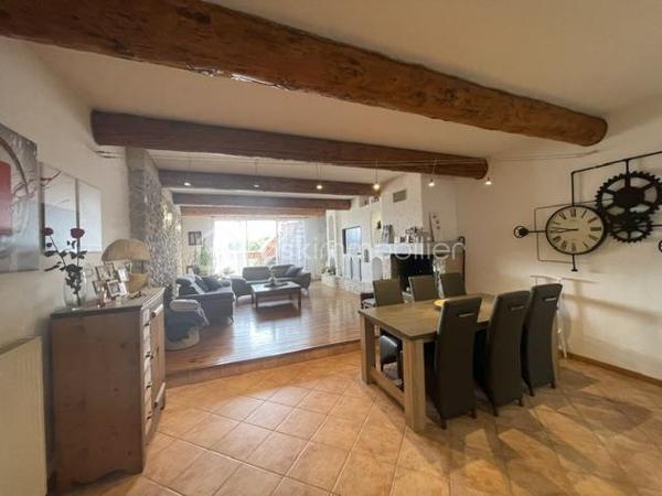 VOLX-MAISON DE VILLAGE 160M² ENVIRON, 3 CHAMBRES, TERRASSES, GARAGE, CAVE
Idéalement située cette maison de villa est composée comme suit :
Au rez-de chaussée, une belle entrée, 2 chambres, une buanderie, une salle de bains, un WC.
Au 1er étage, une immense pièces de vies lumineuse avec cuisine ouverte et une terrasse.
Au 2 ème étage une grande suite parentale avec salle de bain (douche et baignoire), une belle terrasse avec vue imprenable sur la vallée et un jacuzzi complète le tout.
Le plus, un grand garage et une belle cave.
Chauffage central au gaz de ville et cheminée.
Aucun travaux à prévoir.
Bien rare à la vente.