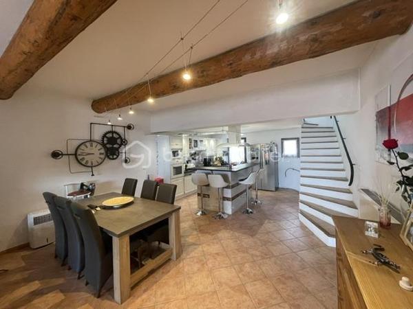VOLX-MAISON DE VILLAGE 160M² ENVIRON, 3 CHAMBRES, TERRASSES, GARAGE, CAVE
Idéalement située cette maison de villa est composée comme suit :
Au rez-de chaussée, une belle entrée, 2 chambres, une buanderie, une salle de bains, un WC.
Au 1er étage, une immense pièces de vies lumineuse avec cuisine ouverte et une terrasse.
Au 2 ème étage une grande suite parentale avec salle de bain (douche et baignoire), une belle terrasse avec vue imprenable sur la vallée et un jacuzzi complète le tout.
Le plus, un grand garage et une belle cave.
Chauffage central au gaz de ville et cheminée.
Aucun travaux à prévoir.
Bien rare à la vente.