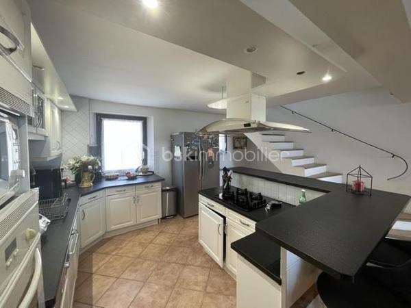 VOLX-MAISON DE VILLAGE 160M² ENVIRON, 3 CHAMBRES, TERRASSES, GARAGE, CAVE
Idéalement située cette maison de villa est composée comme suit :
Au rez-de chaussée, une belle entrée, 2 chambres, une buanderie, une salle de bains, un WC.
Au 1er étage, une immense pièces de vies lumineuse avec cuisine ouverte et une terrasse.
Au 2 ème étage une grande suite parentale avec salle de bain (douche et baignoire), une belle terrasse avec vue imprenable sur la vallée et un jacuzzi complète le tout.
Le plus, un grand garage et une belle cave.
Chauffage central au gaz de ville et cheminée.
Aucun travaux à prévoir.
Bien rare à la vente.