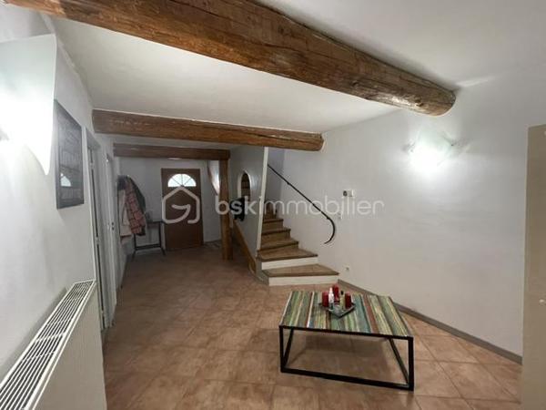 VOLX-MAISON DE VILLAGE 160M² ENVIRON, 3 CHAMBRES, TERRASSES, GARAGE, CAVE
Idéalement située cette maison de villa est composée comme suit :
Au rez-de chaussée, une belle entrée, 2 chambres, une buanderie, une salle de bains, un WC.
Au 1er étage, une immense pièces de vies lumineuse avec cuisine ouverte et une terrasse.
Au 2 ème étage une grande suite parentale avec salle de bain (douche et baignoire), une belle terrasse avec vue imprenable sur la vallée et un jacuzzi complète le tout.
Le plus, un grand garage et une belle cave.
Chauffage central au gaz de ville et cheminée.
Aucun travaux à prévoir.
Bien rare à la vente.
