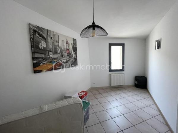 VOLX-MAISON DE VILLAGE 160M² ENVIRON, 3 CHAMBRES, TERRASSES, GARAGE, CAVE
Idéalement située cette maison de villa est composée comme suit :
Au rez-de chaussée, une belle entrée, 2 chambres, une buanderie, une salle de bains, un WC.
Au 1er étage, une immense pièces de vies lumineuse avec cuisine ouverte et une terrasse.
Au 2 ème étage une grande suite parentale avec salle de bain (douche et baignoire), une belle terrasse avec vue imprenable sur la vallée et un jacuzzi complète le tout.
Le plus, un grand garage et une belle cave.
Chauffage central au gaz de ville et cheminée.
Aucun travaux à prévoir.
Bien rare à la vente.