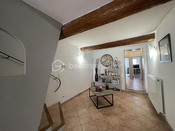 VOLX-MAISON DE VILLAGE 160M² ENVIRON, 3 CHAMBRES, TERRASSES, GARAGE, CAVE
Idéalement située cette maison de villa est composée comme suit :
Au rez-de chaussée, une belle entrée, 2 chambres, une buanderie, une salle de bains, un WC.
Au 1er étage, une immense pièces de vies lumineuse avec cuisine ouverte et une terrasse.
Au 2 ème étage une grande suite parentale avec salle de bain (douche et baignoire), une belle terrasse avec vue imprenable sur la vallée et un jacuzzi complète le tout.
Le plus, un grand garage et une belle cave.
Chauffage central au gaz de ville et cheminée.
Aucun travaux à prévoir.
Bien rare à la vente.