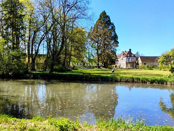 A vendre - Proche de Sens- Bourgogne-Château XVII ème historique et familiale parc de 3.77 ha travesé par un bief
