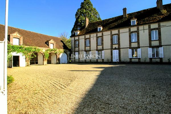A vendre - Proche de Sens- Bourgogne-Château XVII ème historique et familiale parc de 3.77 ha travesé par un bief