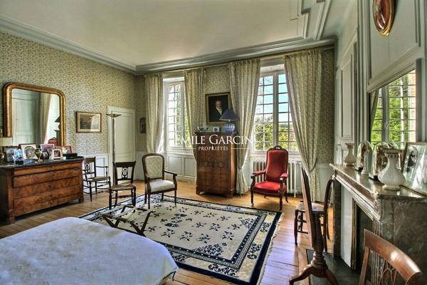 A vendre - Proche de Sens- Bourgogne-Château XVII ème historique et familiale parc de 3.77 ha travesé par un bief