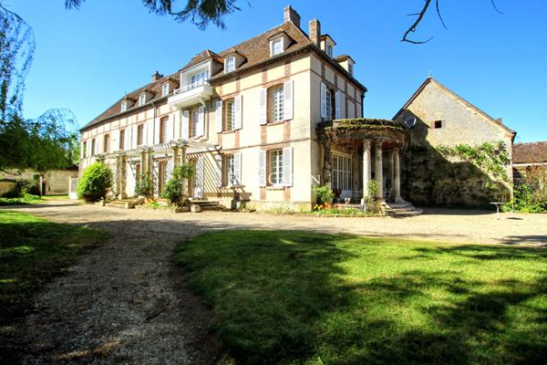 A vendre - Proche de Sens- Bourgogne-Château XVII ème historique et familiale parc de 3.77 ha travesé par un bief