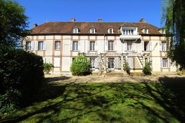 A vendre - Proche de Sens- Bourgogne-Château XVII ème historique et familiale parc de 3.77 ha travesé par un bief