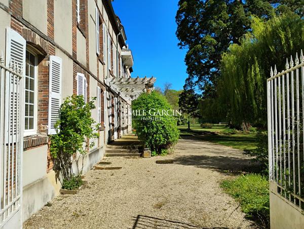 A vendre - Proche de Sens- Bourgogne-Château XVII ème historique et familiale parc de 3.77 ha travesé par un bief