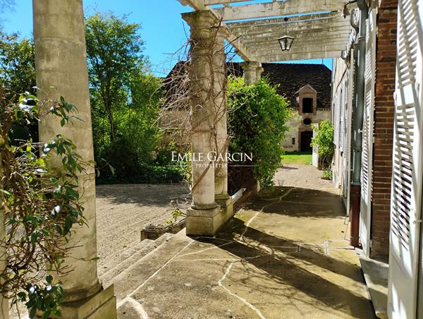 A vendre - Proche de Sens- Bourgogne-Château XVII ème historique et familiale parc de 3.77 ha travesé par un bief