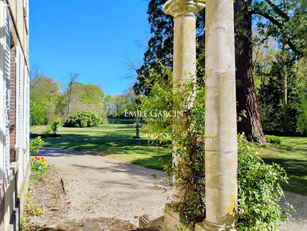 A vendre - Proche de Sens- Bourgogne-Château XVII ème historique et familiale parc de 3.77 ha travesé par un bief