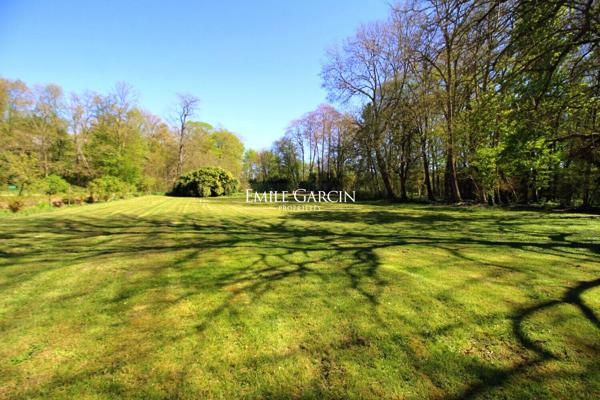 A vendre - Proche de Sens- Bourgogne-Château XVII ème historique et familiale parc de 3.77 ha travesé par un bief