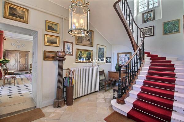 A vendre - Proche de Sens- Bourgogne-Château XVII ème historique et familiale parc de 3.77 ha travesé par un bief
