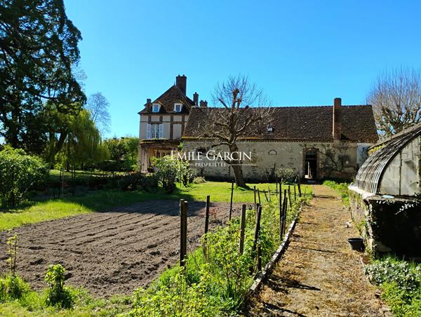 A vendre - Proche de Sens- Bourgogne-Château XVII ème historique et familiale parc de 3.77 ha travesé par un bief
