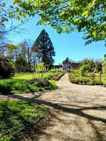 A vendre - Proche de Sens- Bourgogne-Château XVII ème historique et familiale parc de 3.77 ha travesé par un bief