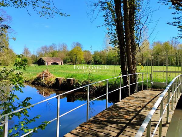 A vendre - Proche de Sens- Bourgogne-Château XVII ème historique et familiale parc de 3.77 ha travesé par un bief