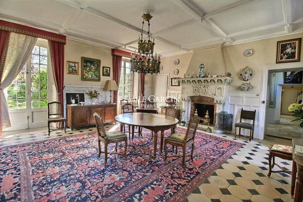 A vendre - Proche de Sens- Bourgogne-Château XVII ème historique et familiale parc de 3.77 ha travesé par un bief
