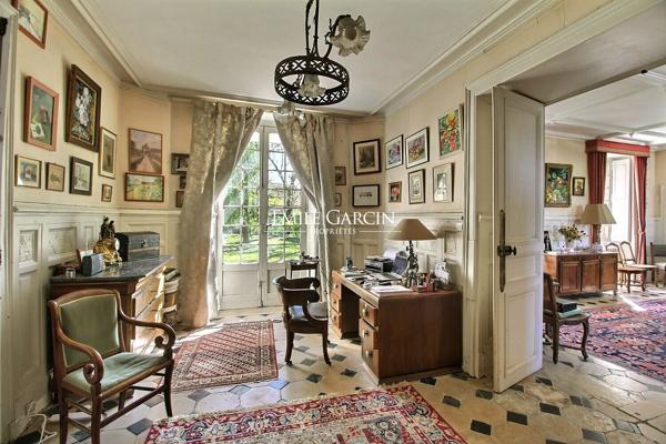 A vendre - Proche de Sens- Bourgogne-Château XVII ème historique et familiale parc de 3.77 ha travesé par un bief