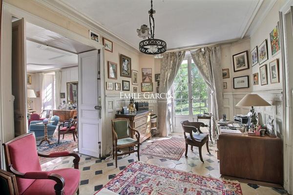 A vendre - Proche de Sens- Bourgogne-Château XVII ème historique et familiale parc de 3.77 ha travesé par un bief