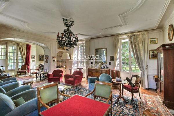 A vendre - Proche de Sens- Bourgogne-Château XVII ème historique et familiale parc de 3.77 ha travesé par un bief