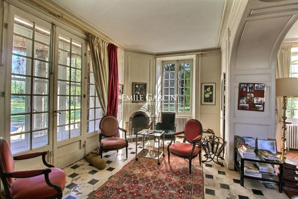A vendre - Proche de Sens- Bourgogne-Château XVII ème historique et familiale parc de 3.77 ha travesé par un bief