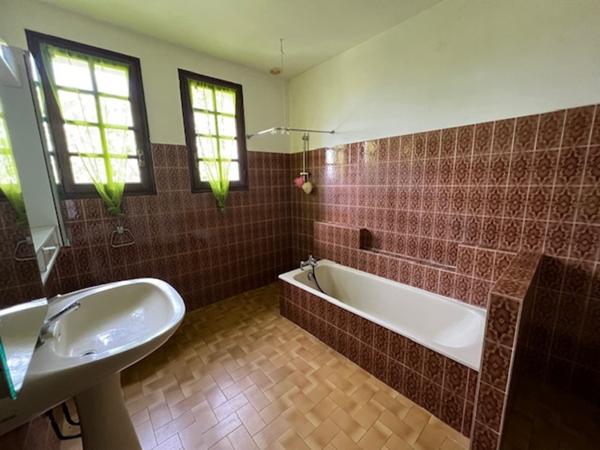 Aiguillon - Maison sur sous-sol des années 80 spacieuse