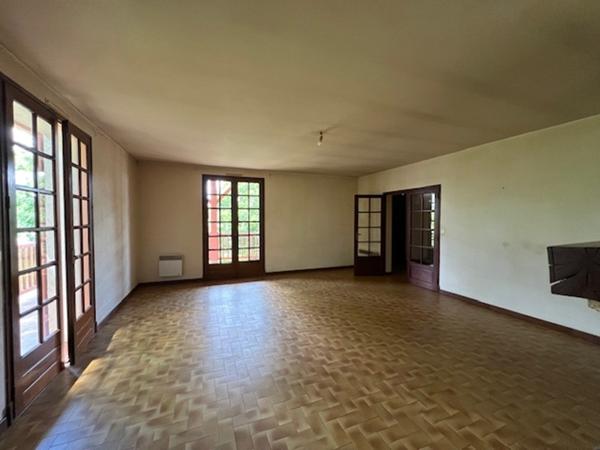 Aiguillon - Maison sur sous-sol des années 80 spacieuse