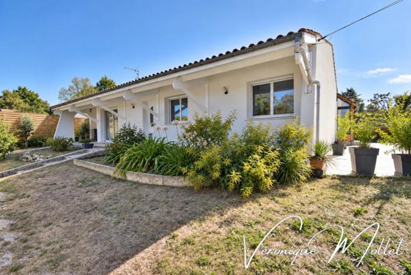 MAISON FAMILIALE AVEC TRÈS GRANDE PISCINE - Secteur Sud, dans un environnement résidentiel calme et privilégié.