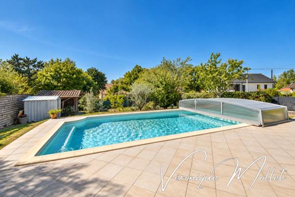 MAISON FAMILIALE AVEC TRÈS GRANDE PISCINE - Secteur Sud, dans un environnement résidentiel calme et privilégié.