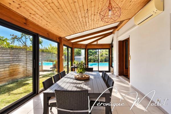 MAISON FAMILIALE AVEC TRÈS GRANDE PISCINE - Secteur Sud, dans un environnement résidentiel calme et privilégié.