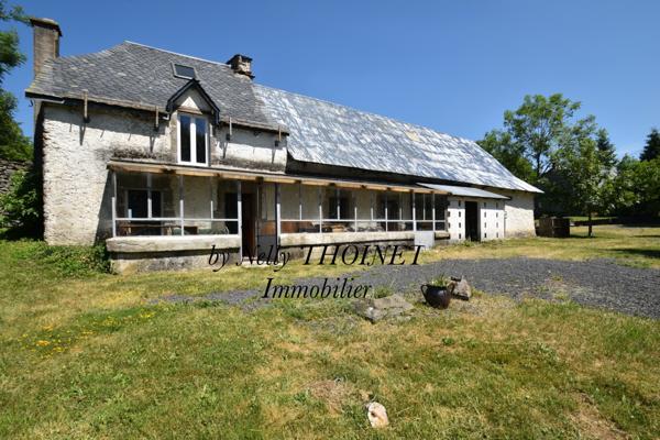 Besse-et-Saint-Anastaise (63610) Dépt.63, EGLISENEUVE D'ENTRAIGUES, ANCIEN CORPS DE FERME, T4, dépendances, bois.