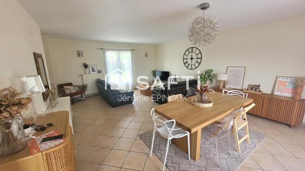 SUPERBE 175m2, vastes pièces de vie, possibilités de 7 chambres selon agencement dont une parentale, sur un agréable terrain utile à l'avant et convivial à l'arrière.