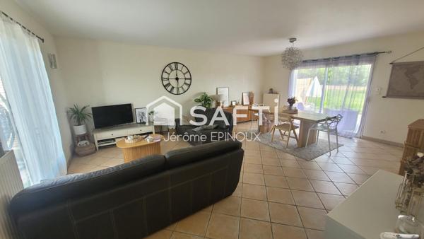 SUPERBE 175m2, vastes pièces de vie, possibilités de 7 chambres selon agencement dont une parentale, sur un agréable terrain utile à l'avant et convivial à l'arrière.