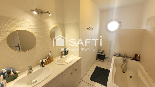 SUPERBE 175m2, vastes pièces de vie, possibilités de 7 chambres selon agencement dont une parentale, sur un agréable terrain utile à l'avant et convivial à l'arrière.