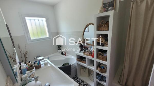 SUPERBE 175m2, vastes pièces de vie, possibilités de 7 chambres selon agencement dont une parentale, sur un agréable terrain utile à l'avant et convivial à l'arrière.