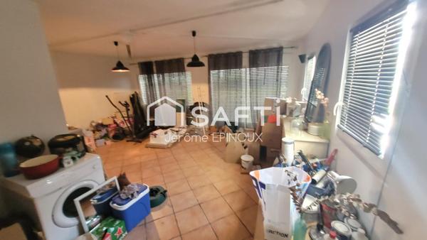 SUPERBE 175m2, vastes pièces de vie, possibilités de 7 chambres selon agencement dont une parentale, sur un agréable terrain utile à l'avant et convivial à l'arrière.