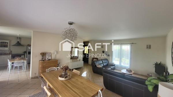 SUPERBE 175m2, vastes pièces de vie, possibilités de 7 chambres selon agencement dont une parentale, sur un agréable terrain utile à l'avant et convivial à l'arrière.