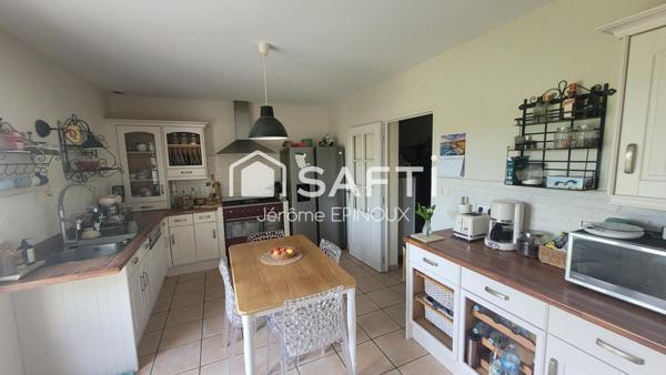 SUPERBE 175m2, vastes pièces de vie, possibilités de 7 chambres selon agencement dont une parentale, sur un agréable terrain utile à l'avant et convivial à l'arrière.