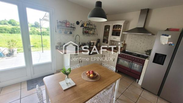 SUPERBE 175m2, vastes pièces de vie, possibilités de 7 chambres selon agencement dont une parentale, sur un agréable terrain utile à l'avant et convivial à l'arrière.