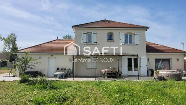 SUPERBE 175m2, vastes pièces de vie, possibilités de 7 chambres selon agencement dont une parentale, sur un agréable terrain utile à l'avant et convivial à l'arrière.