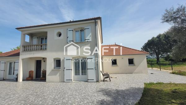 SUPERBE 175m2, vastes pièces de vie, possibilités de 7 chambres selon agencement dont une parentale, sur un agréable terrain utile à l'avant et convivial à l'arrière.