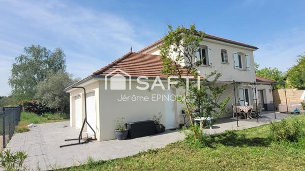 SUPERBE 175m2, vastes pièces de vie, possibilités de 7 chambres selon agencement dont une parentale, sur un agréable terrain utile à l'avant et convivial à l'arrière.