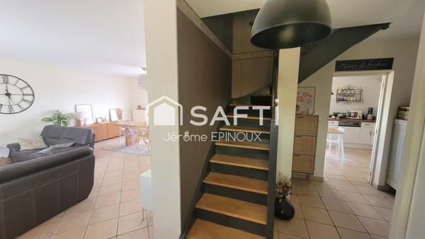 SUPERBE 175m2, vastes pièces de vie, possibilités de 7 chambres selon agencement dont une parentale, sur un agréable terrain utile à l'avant et convivial à l'arrière.