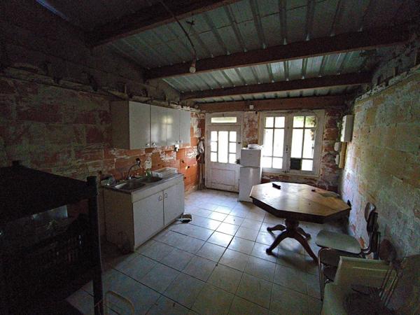 maison en pierre avec un beau potentiel